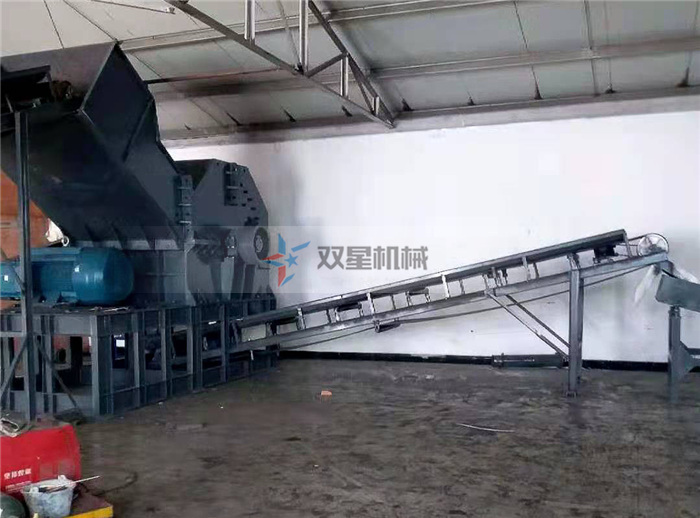 斷橋鋁破碎機上?？蛻衄F場