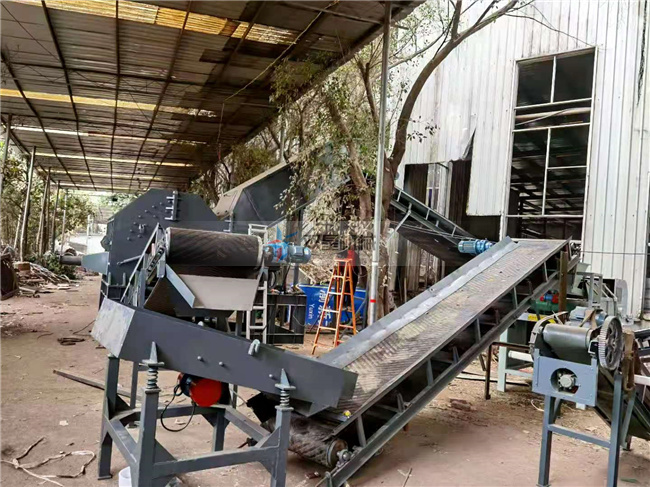 鋁型材破碎機上?？蛻粼O備現場實拍