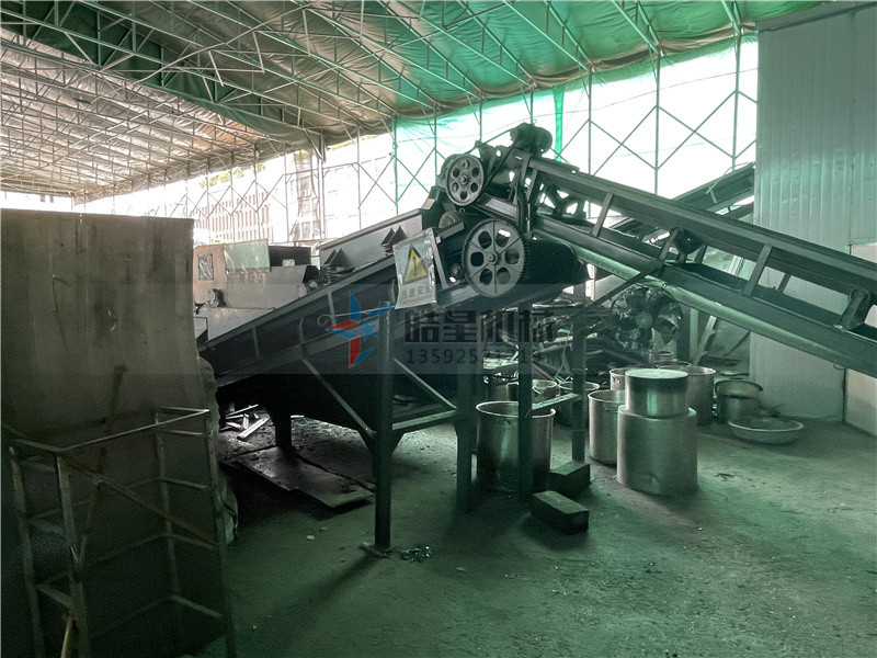 斷橋鋁破碎機廢鋁破碎分選現場 斷橋鋁破碎機<a href='http://www.176vgjec.cn/psxl/1279.html' target='_blank'><span>廢鋁破碎</span></a>分選現場
