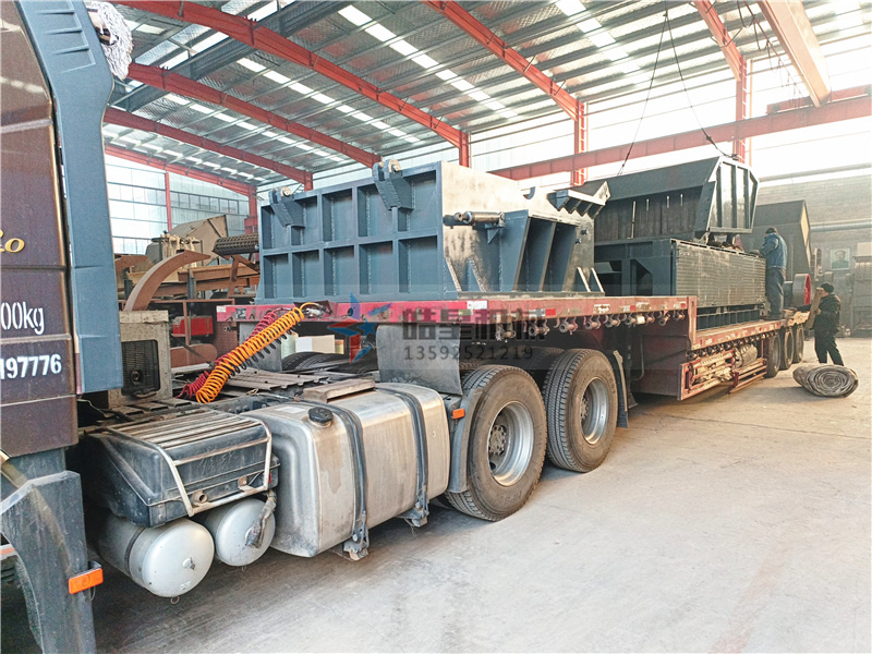 1800型<a href='http://www.176vgjec.cn' target='_blank'><span>鋁合金破碎機</span></a>設備裝車發貨